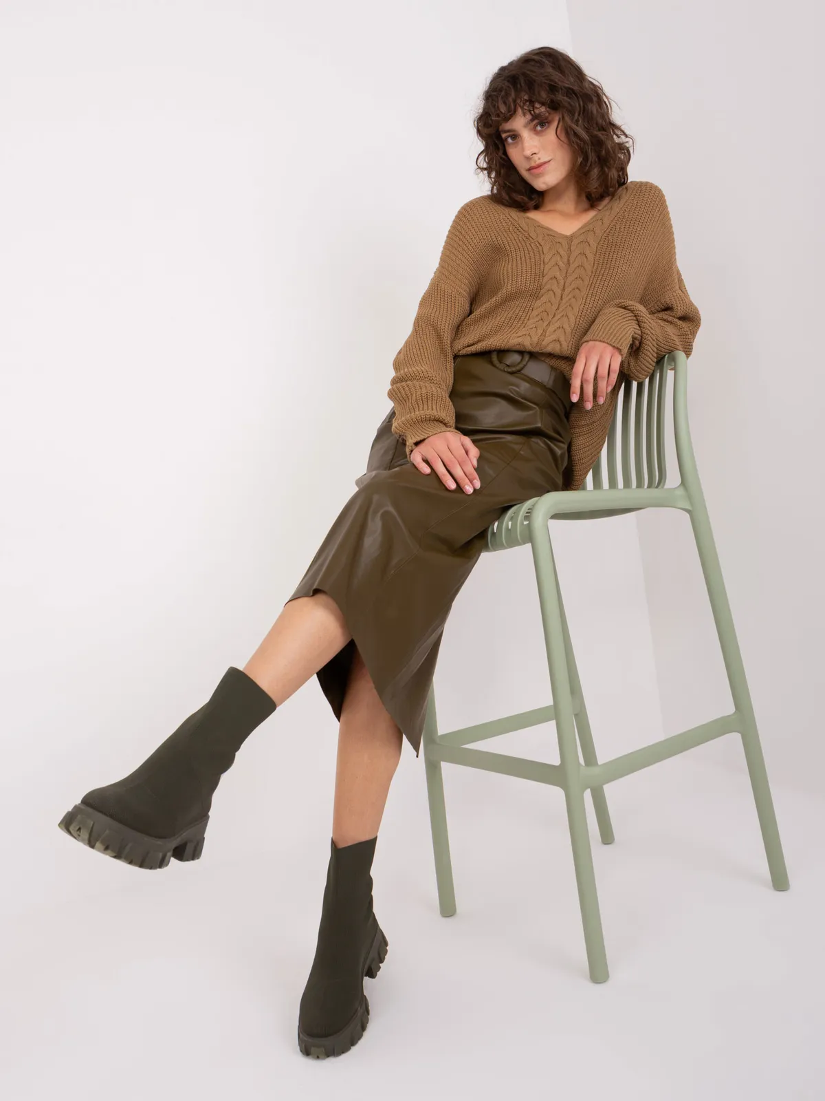 Camelowy sweter klasyczny ze ściągaczami - zdjęcie 2