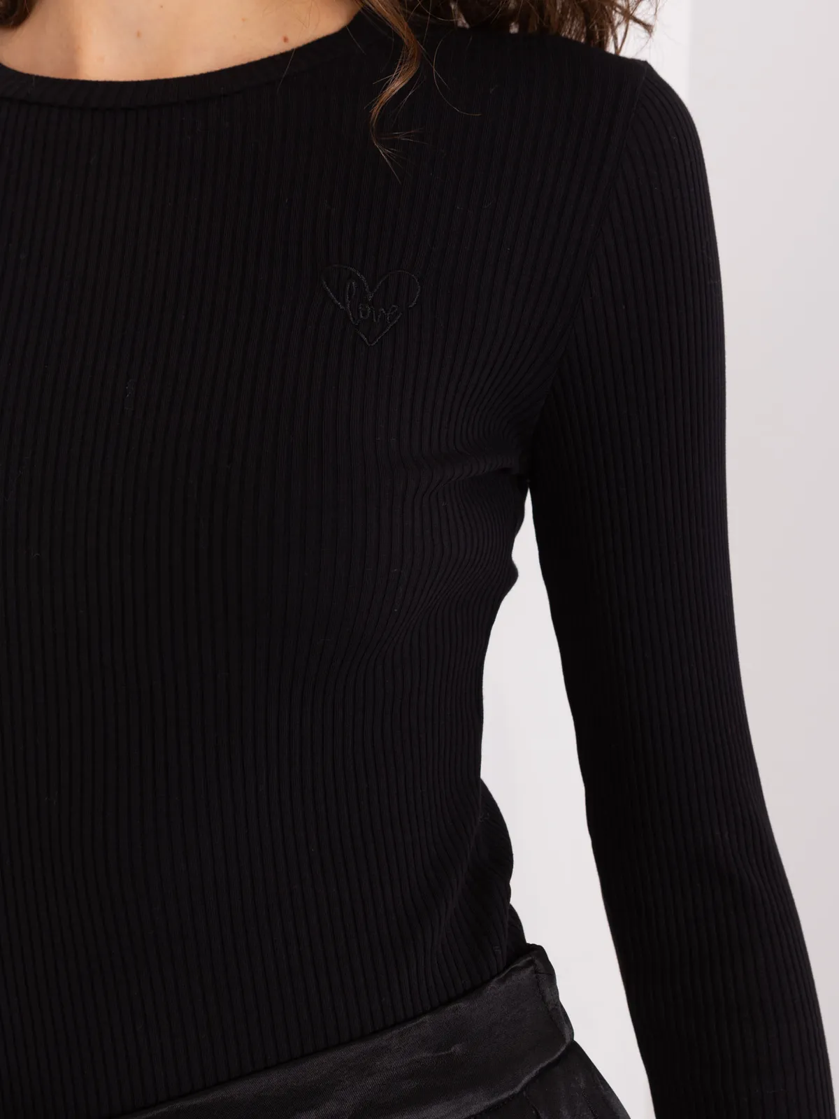 Czarna bluzka basic longsleeve w prążki - zdjęcie 2