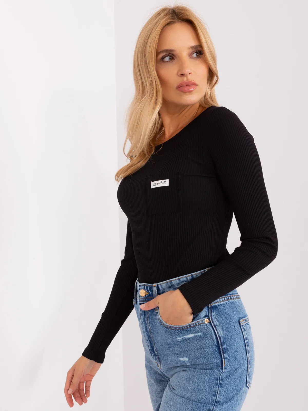 Czarna bluzka longsleeves z okrągłym dekoltem - zdjęcie 3
