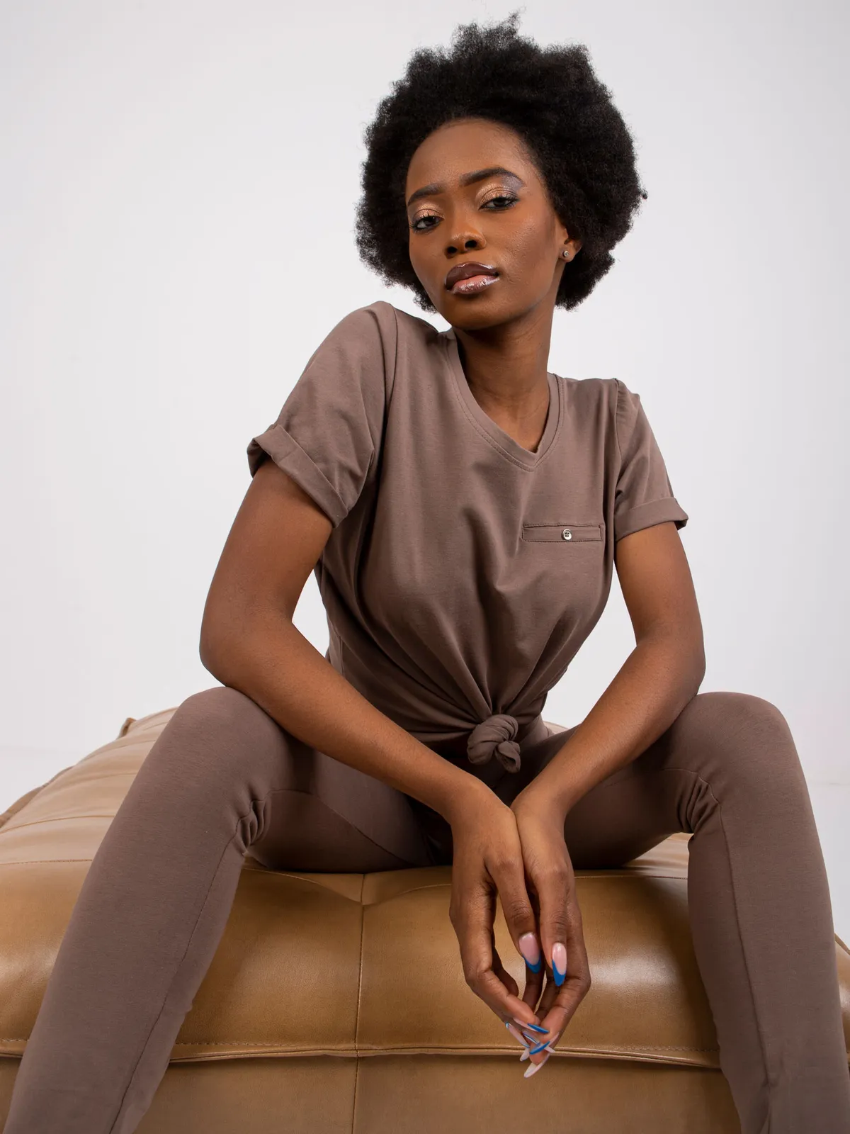 Klasyczny T-shirt z kieszonką i podwijanymi rękawami - zdjęcie 1