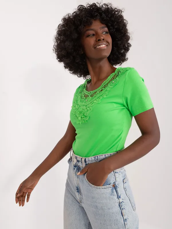 T-shirt z koronkowym dekoltem w stylu boho - widok 2