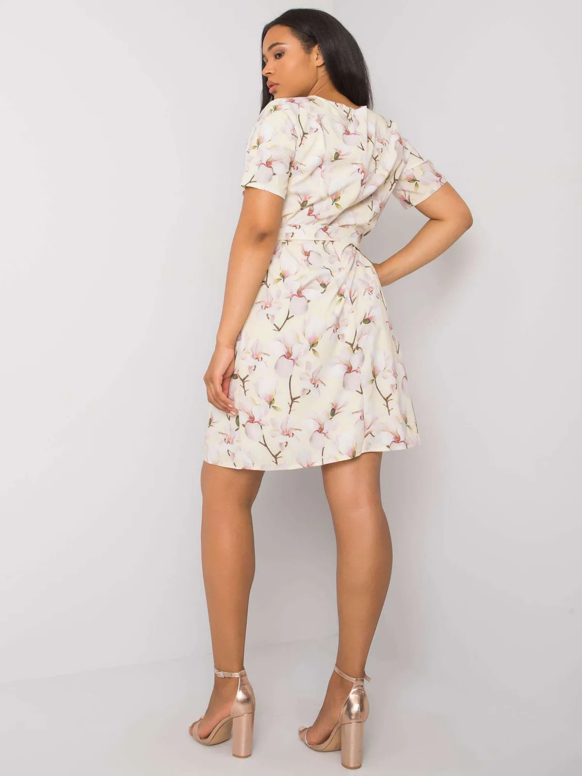Żółta sukienka plus size w kwiaty z wiązaniem - zdjęcie 1