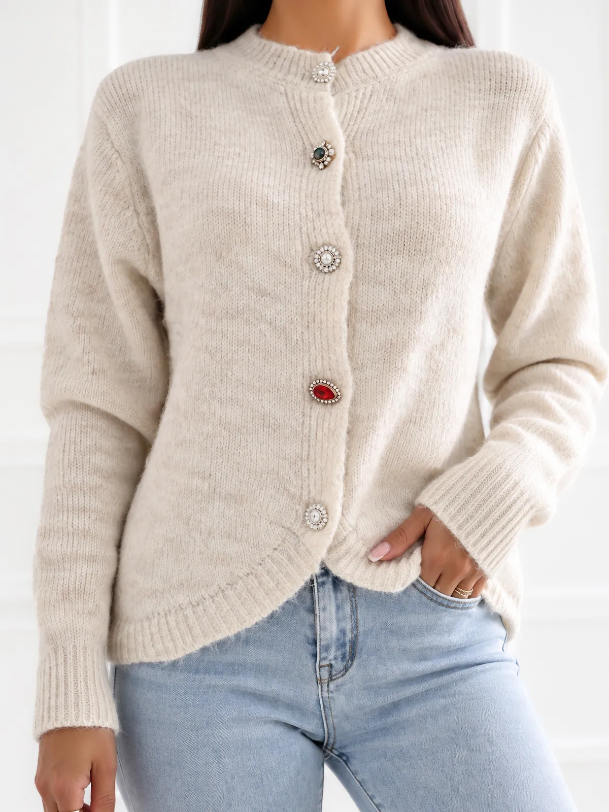 Kardigan zapinany na ozdobne biżuteryjne guziki - zdjęcie 4