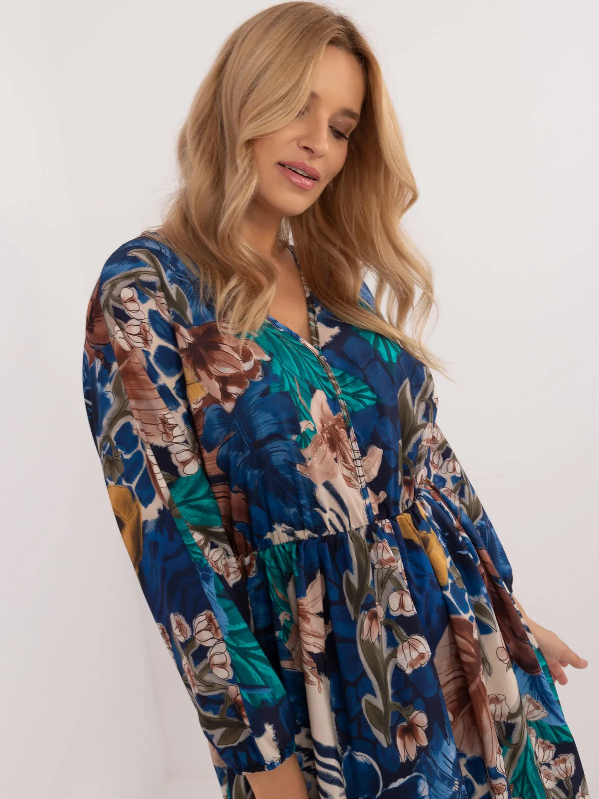 Krótka sukienka mini o kroju oversize - zdjęcie 1