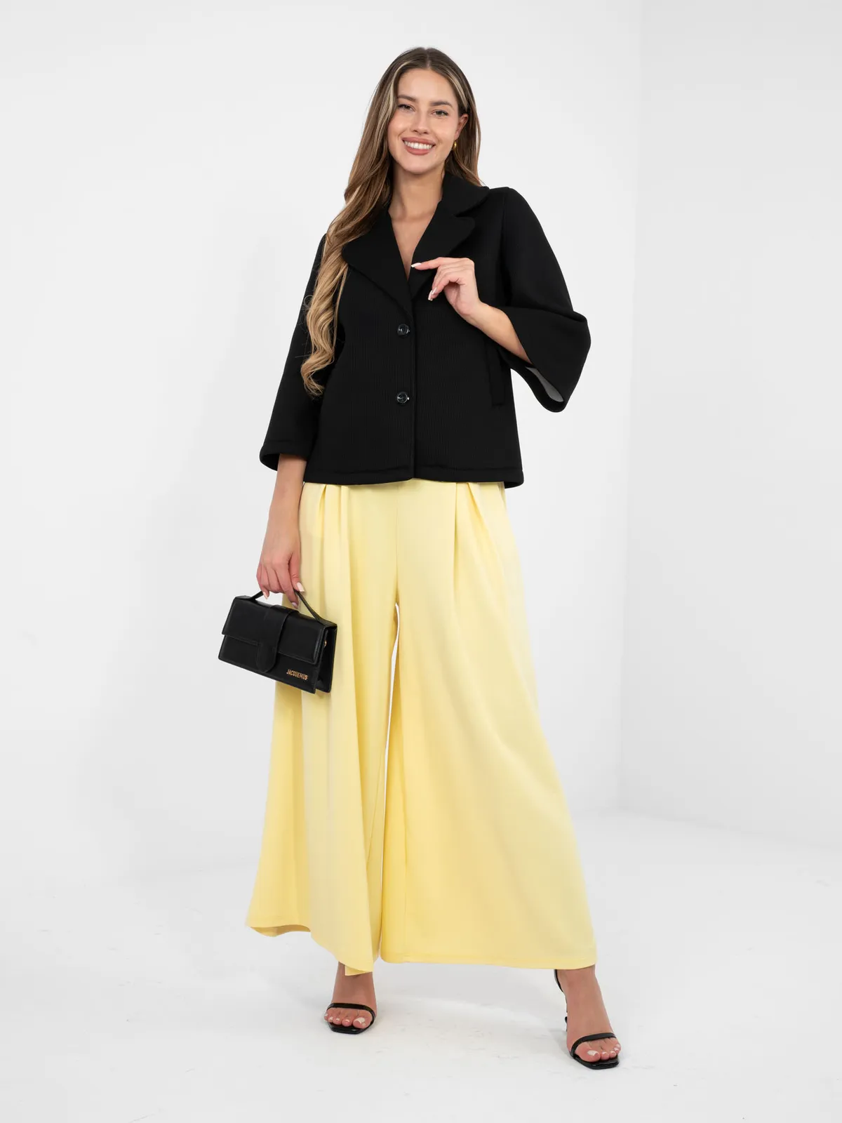 Krótki żakiet z szerokimi rękawami i kołnierzem - zdjęcie 1