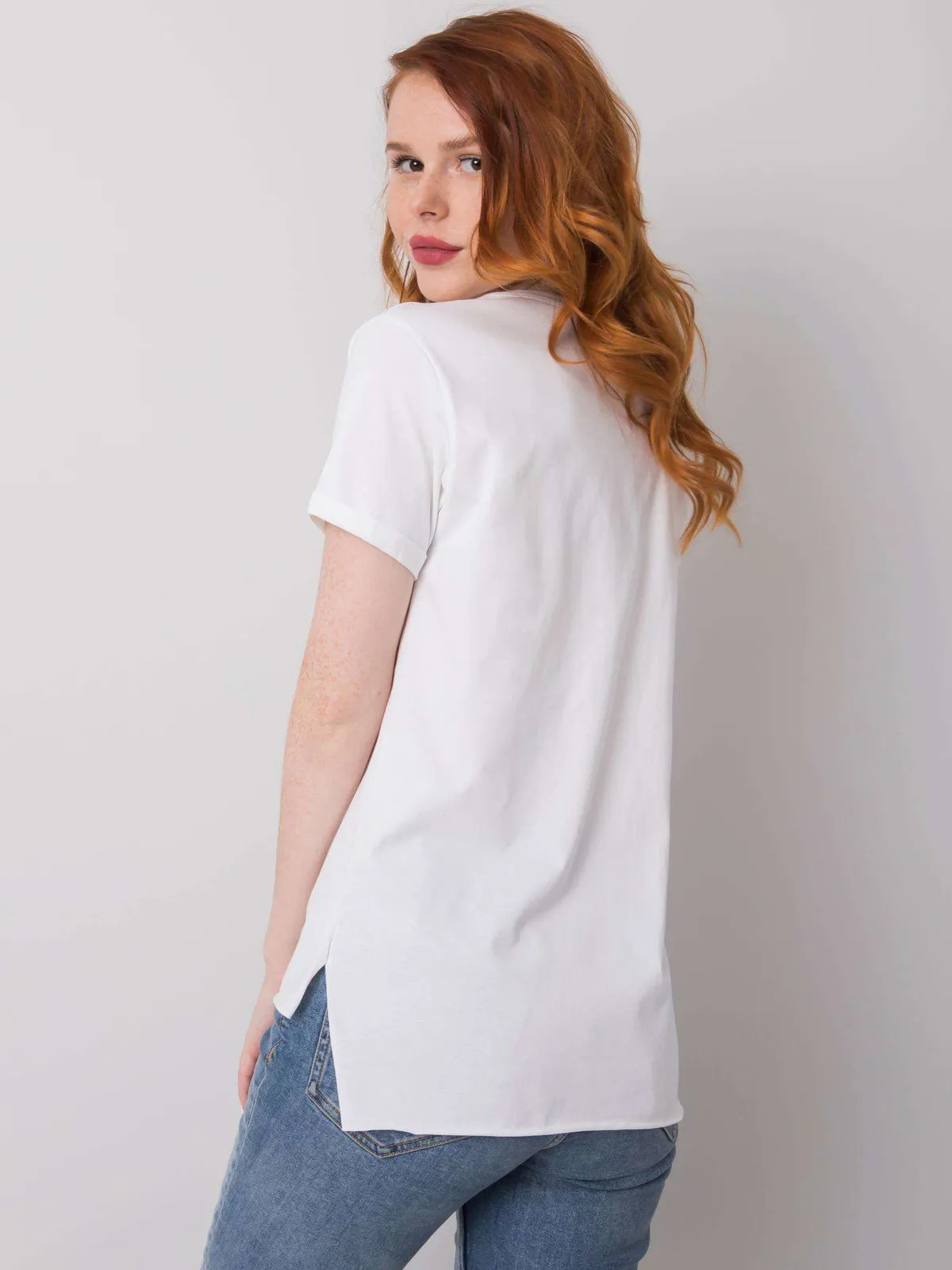 Czarny damski t-shirt z aplikacją - zdjęcie 2