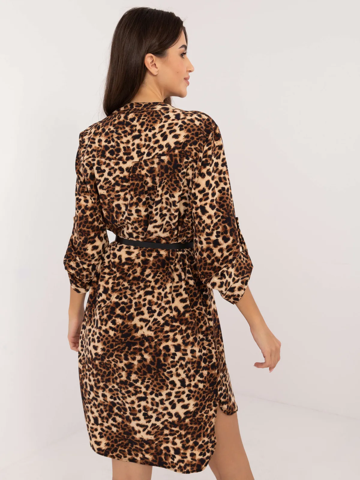 Koszulowa sukienka z paskiem i rozcięciami - zdjęcie 1