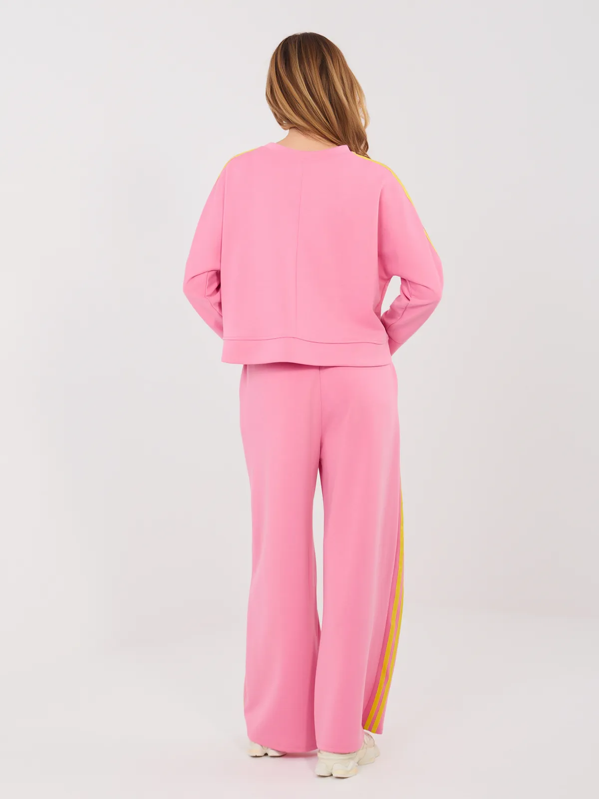 Luźne spodnie dresowe z lampasami w pasie typu high waist - zdjęcie 1