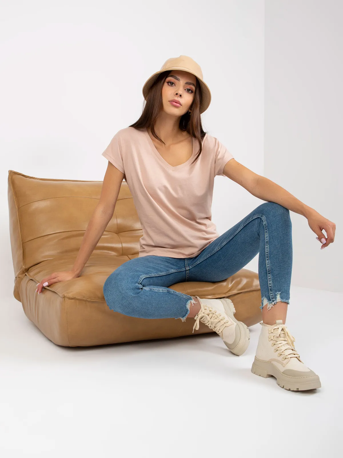 Beżowy damski t-shirt basic z dekoltem w serek - zdjęcie 2