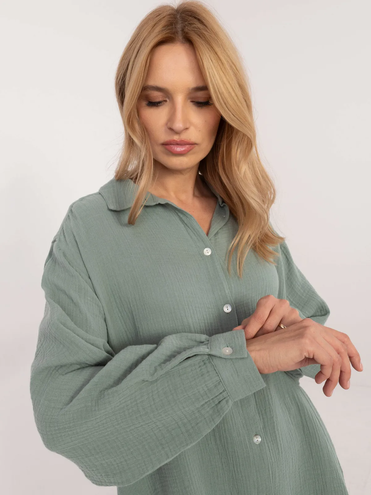Luźna koszula oversize o kroju boyfriend - zdjęcie 1