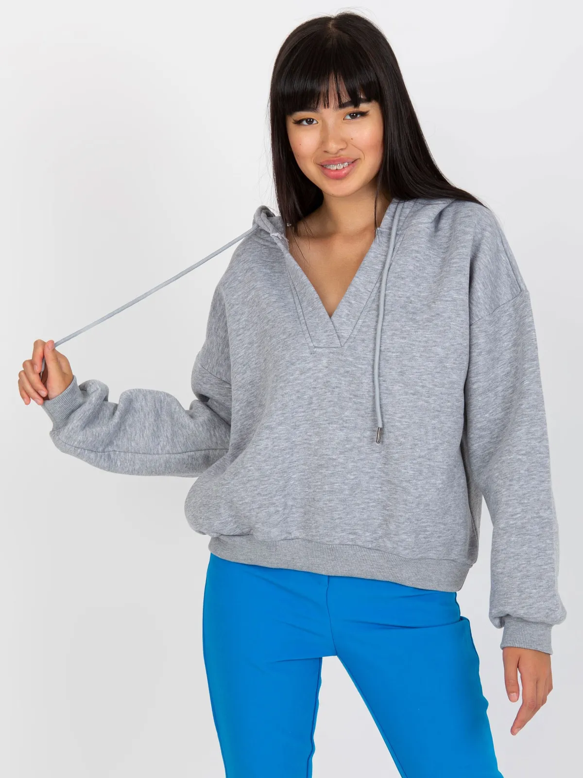 Szara melanżowa dresowa bluza basic z dekoltem w serek - zdjęcie 2