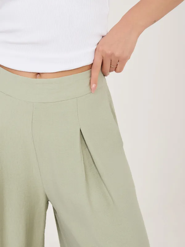 Szerokie spodnie z zakładkami o kroju palazzo - widok 2