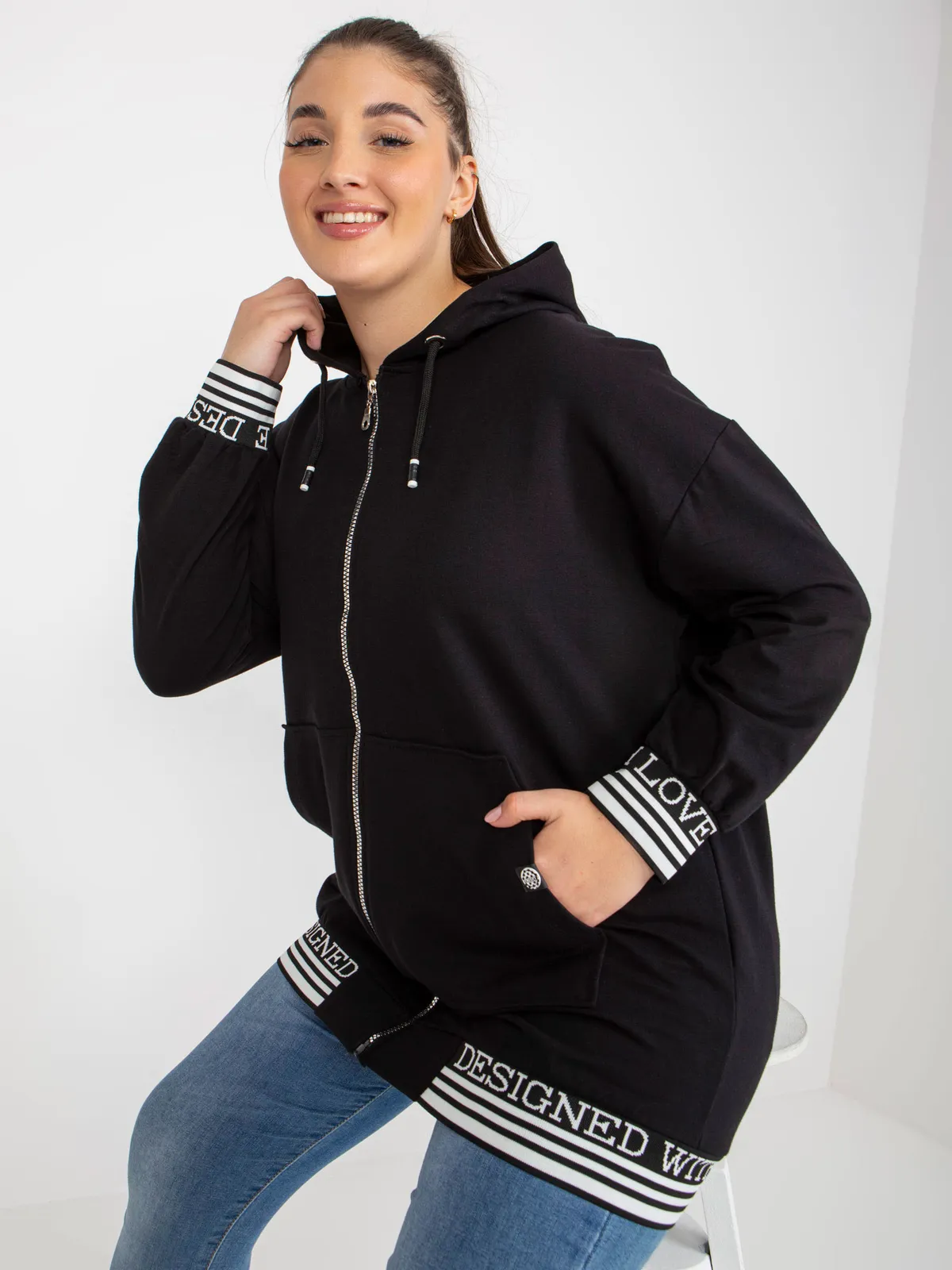 Czarna damska rozpinana bluza plus size z kapturem - zdjęcie 2