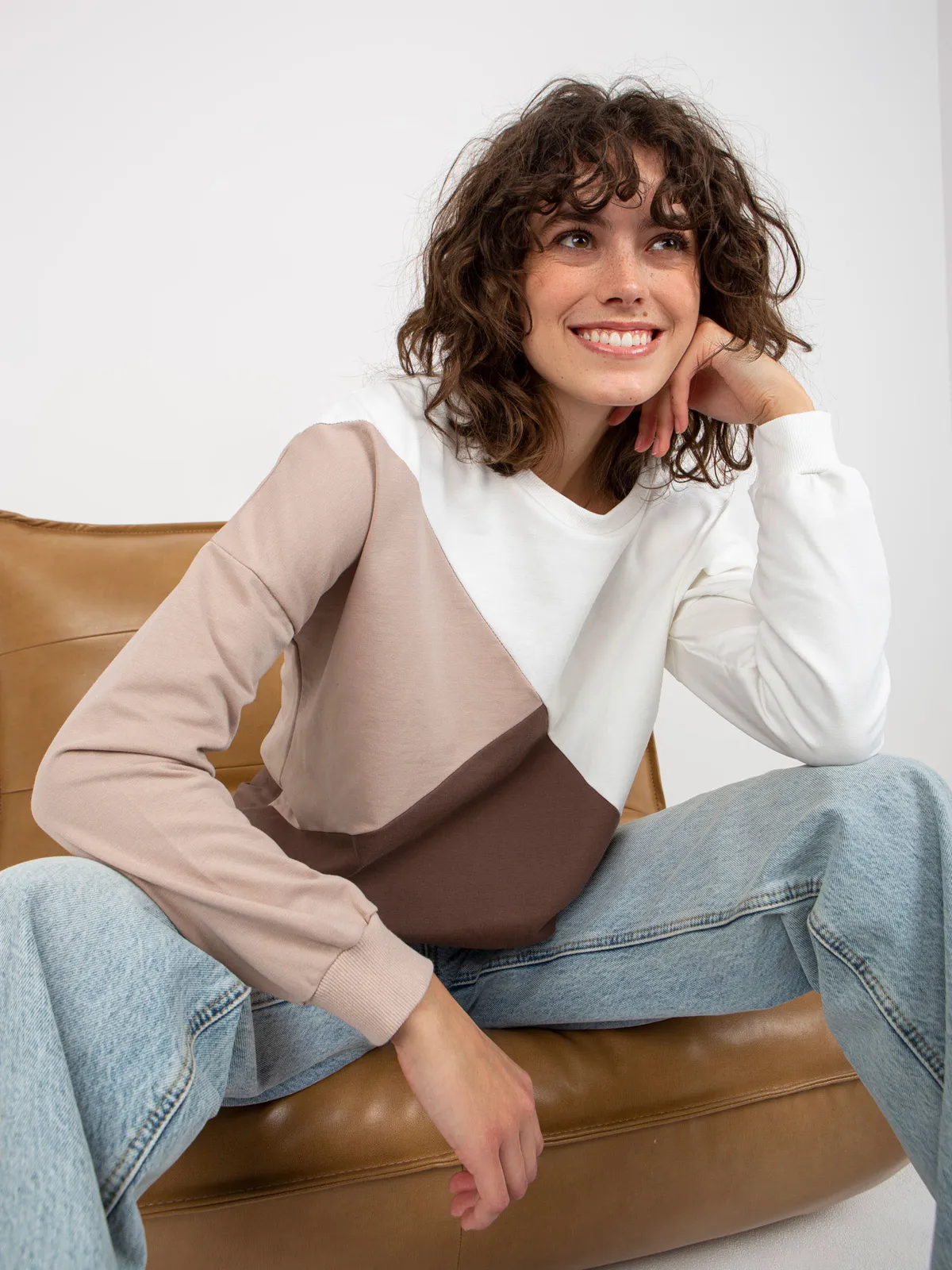 Biało-brązowa bawełniana bluza basic bez kaptura - zdjęcie 5