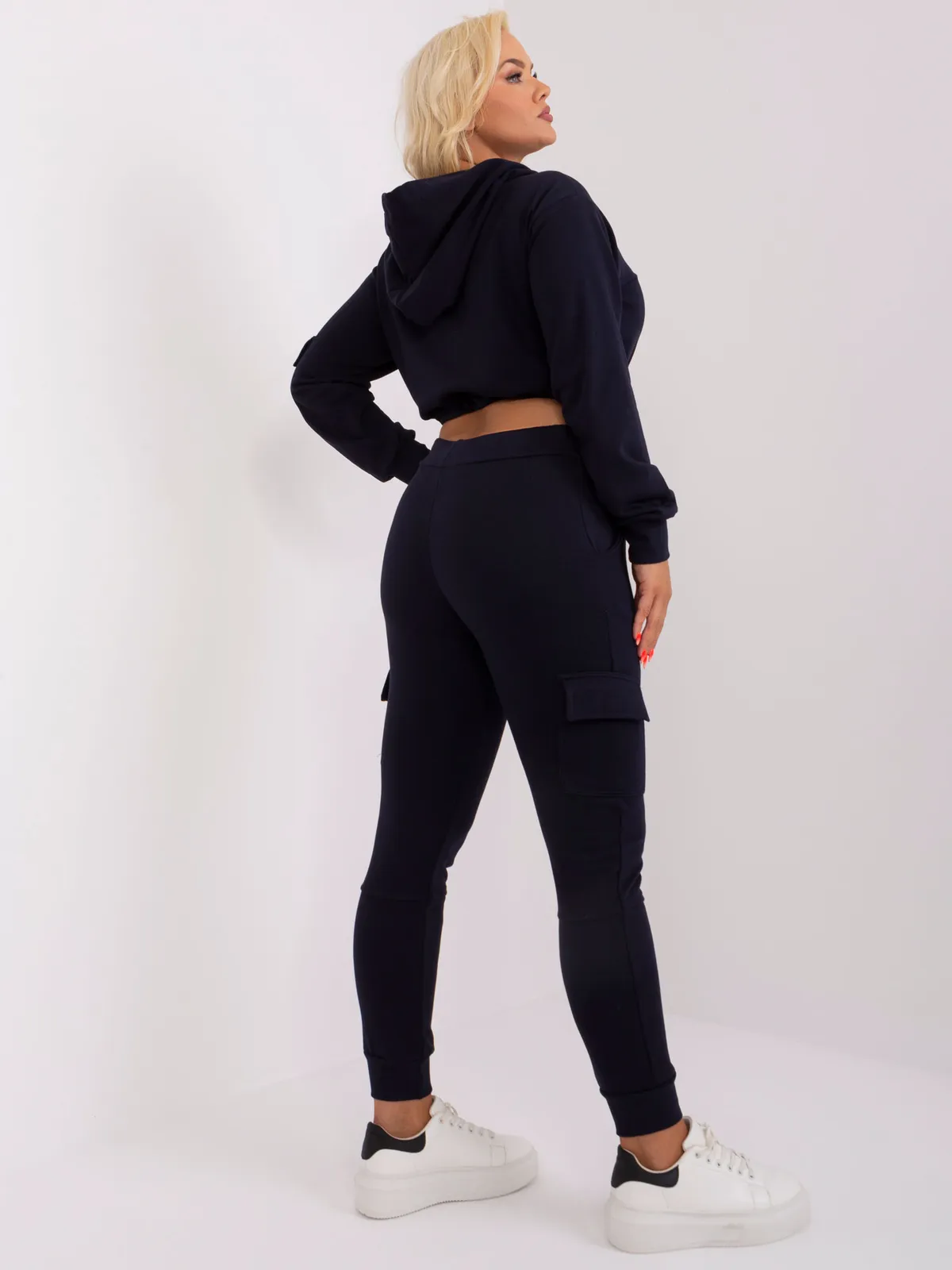 Czarny komplet plus size ze spodniami cargo - zdjęcie 2