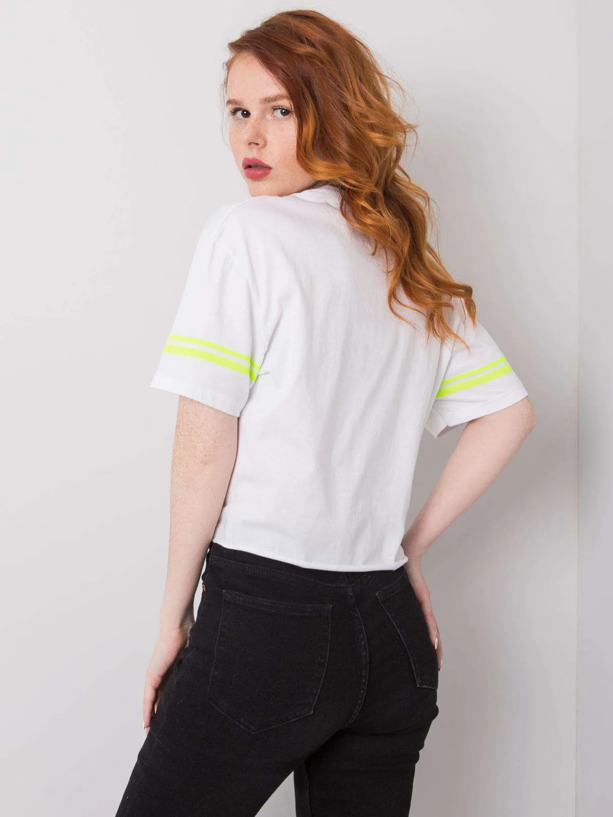 Czarny t-shirt bawełniany z napisem - zdjęcie 2