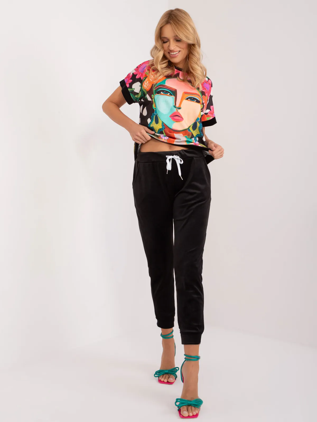 Dwuczęściowy komplet z artystycznym wzorem i spodniami - zdjęcie 1