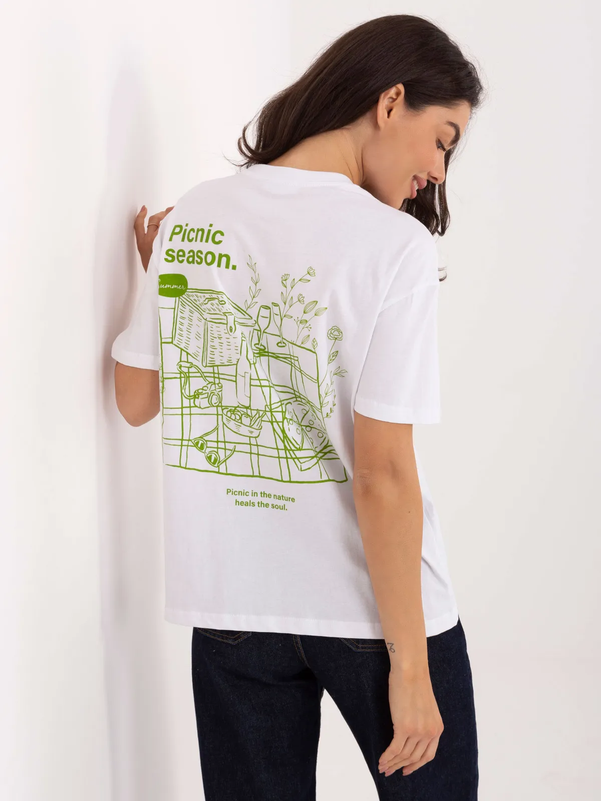 T-shirt oversize z wakacyjnym nadrukiem na plecach - zdjęcie 2