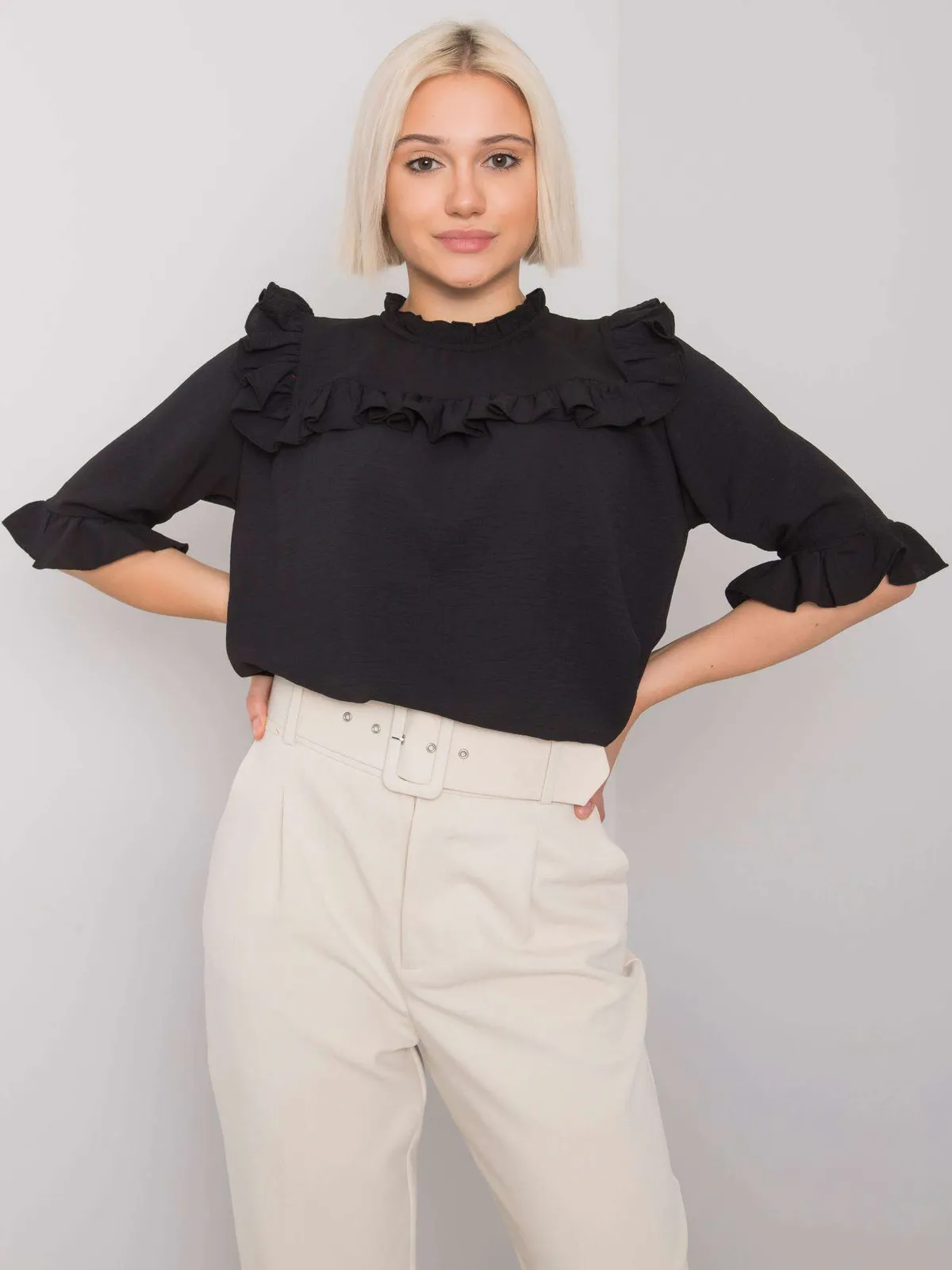 Bluzka z wysokim kołnierzem i ozdobnymi falbanami - zdjęcie 1