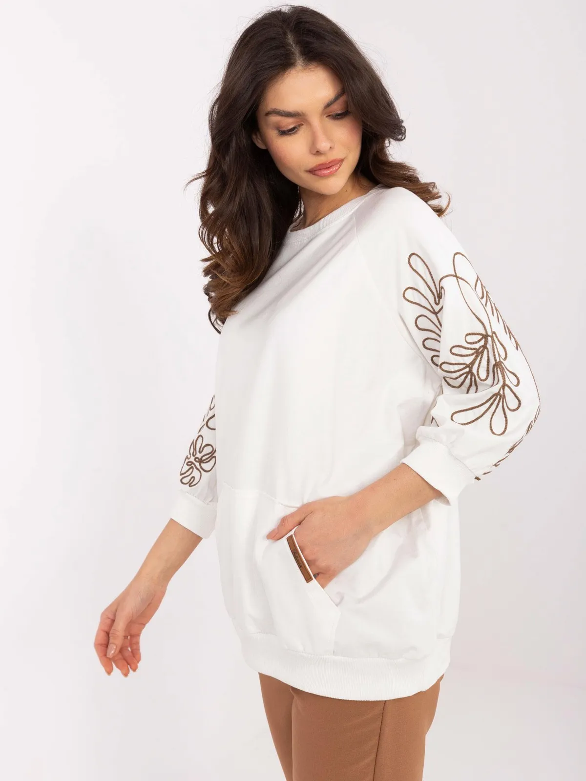 Casualowa bluza z haftowanymi rękawami i kieszenią - zdjęcie 1