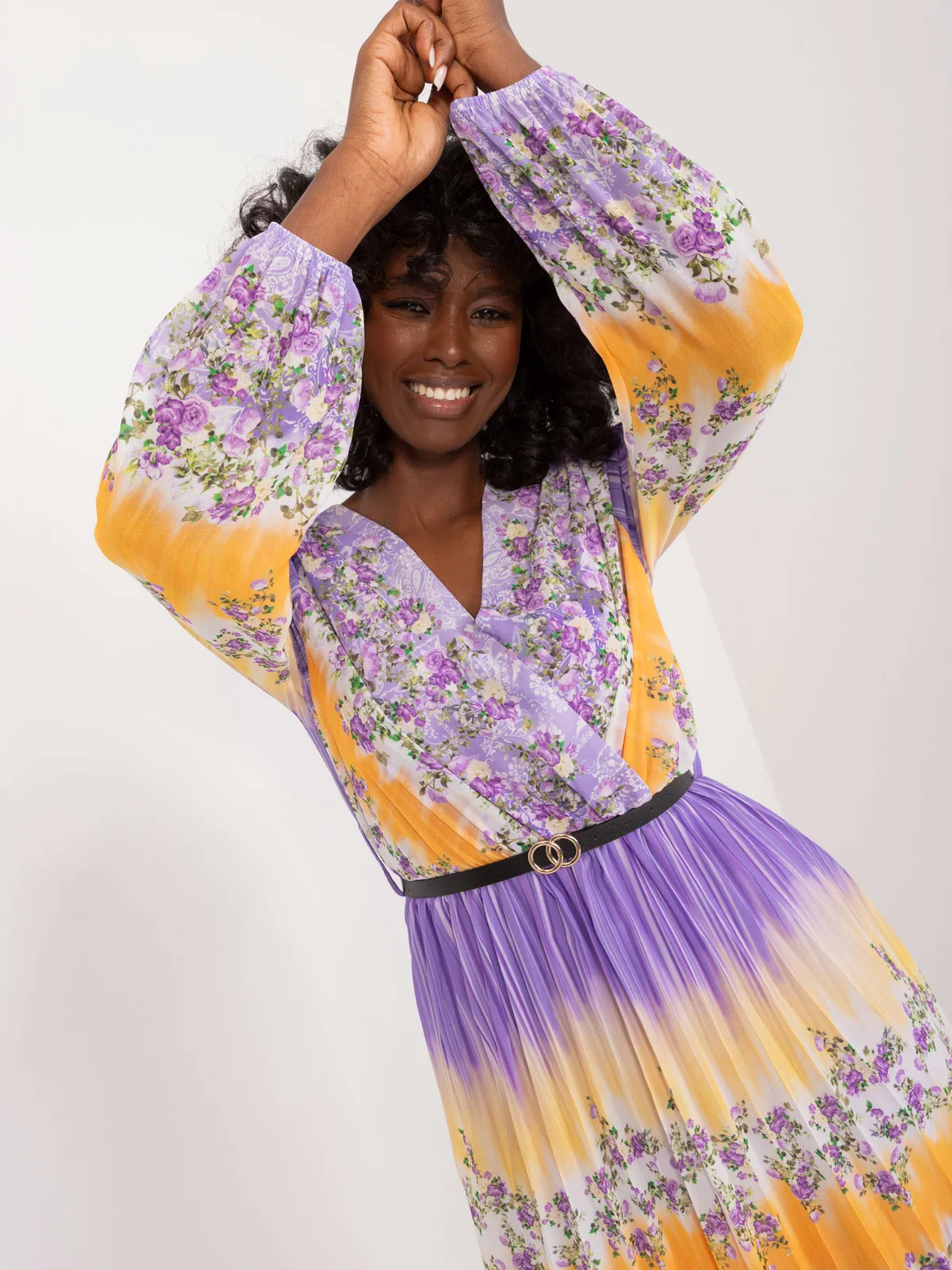 Plisowana sukienka midi o kroju kopertowym - zdjęcie 1