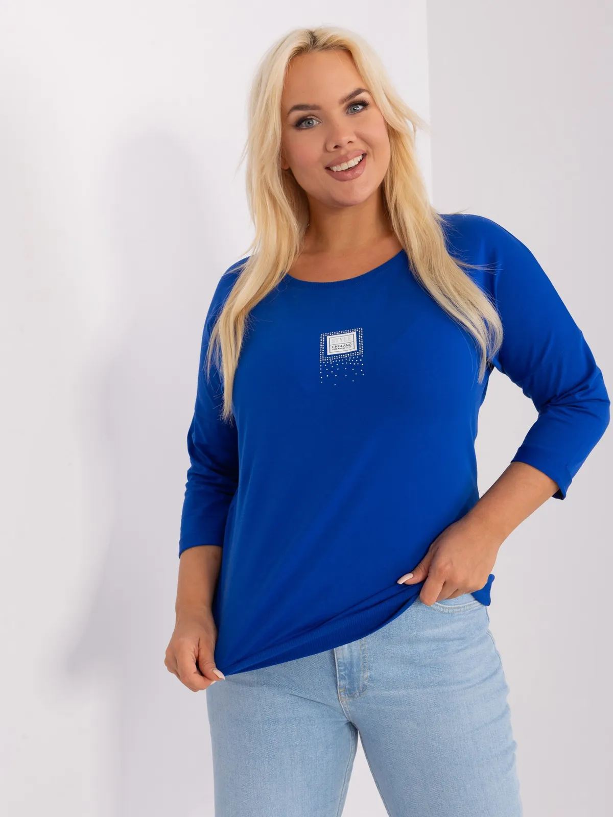 Kobaltowa damska bluzka plus size z rękawem 3/4 - zdjęcie 2