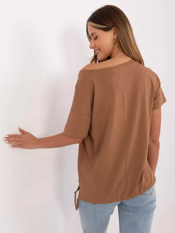 Casualowy T-shirt oversize z odkrytym ramieniem