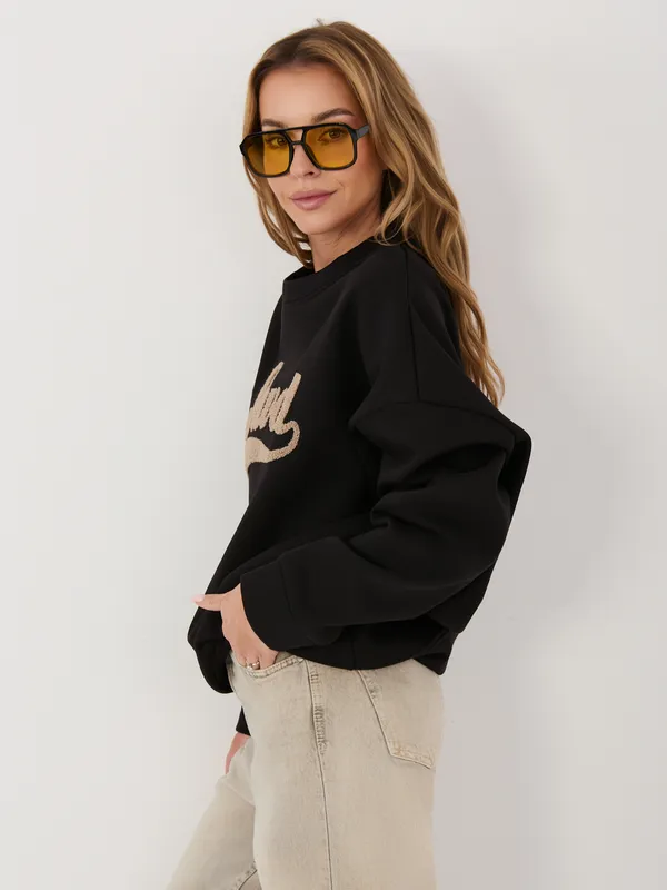 Oversize bluza typu crewneck z aplikacją - widok 2