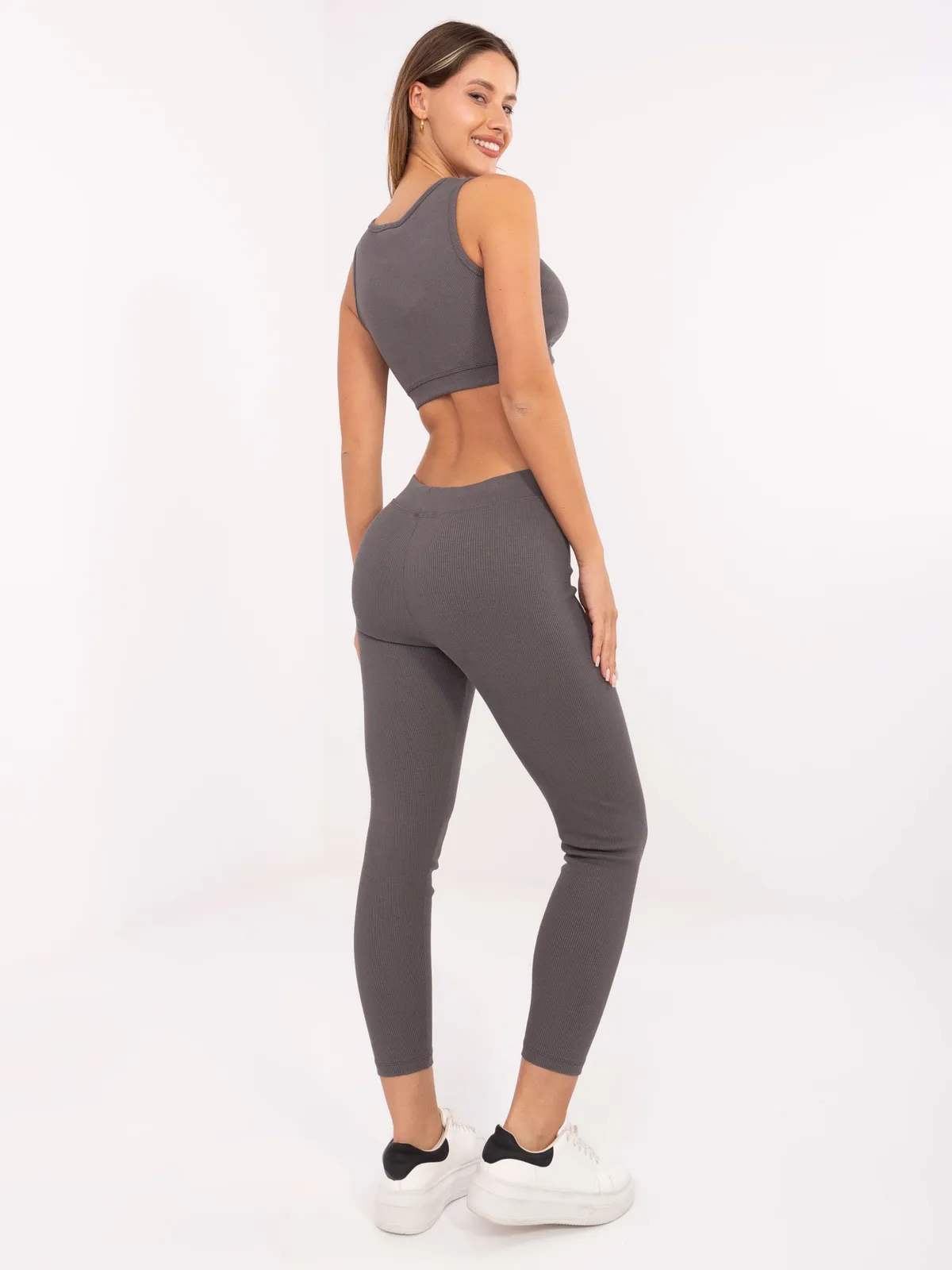 Sportowy komplet prążkowany z topem i legginsami - zdjęcie 1