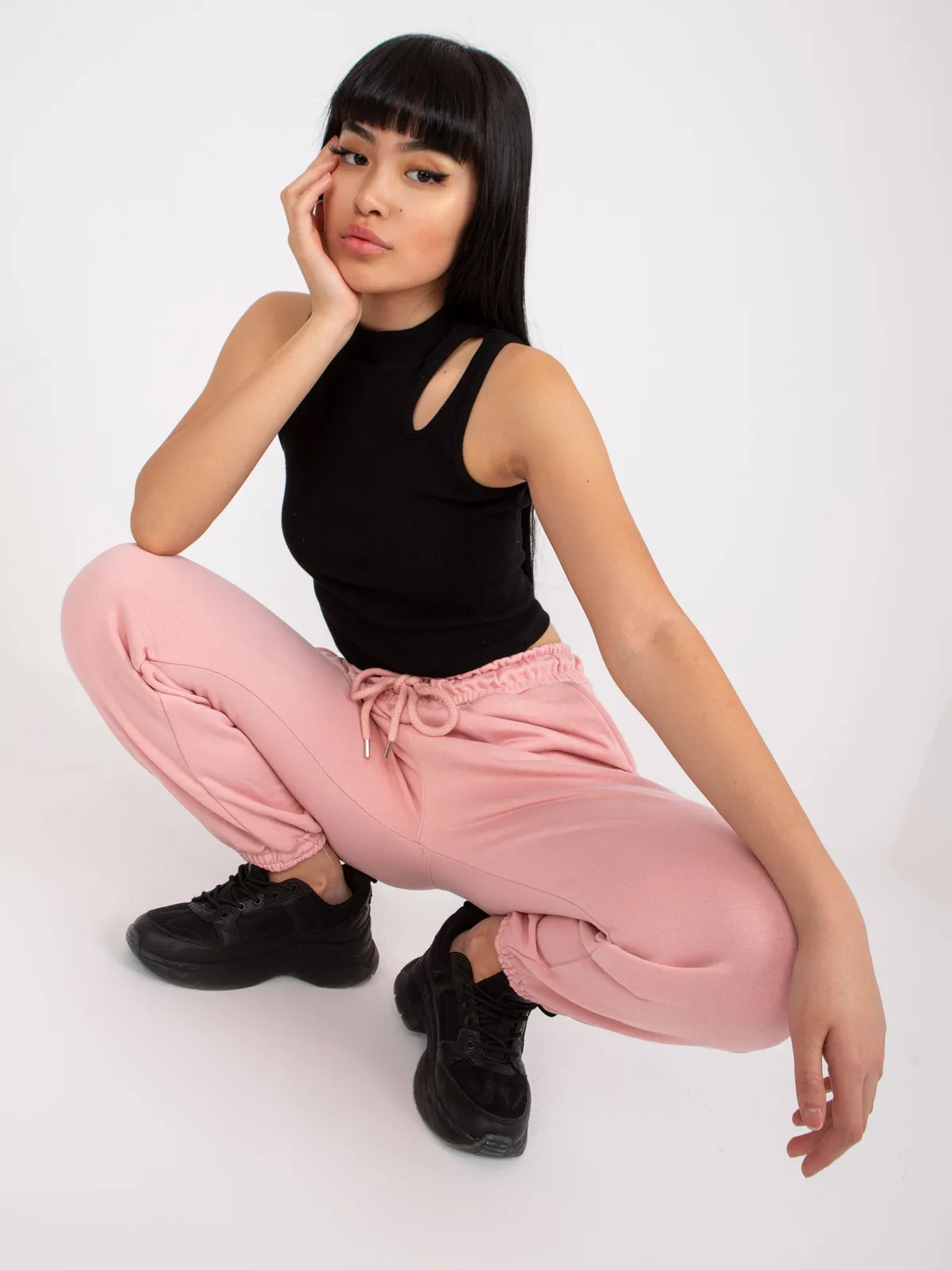 Wygodne spodnie dresowe z wiązaniem w pasie - zdjęcie 1