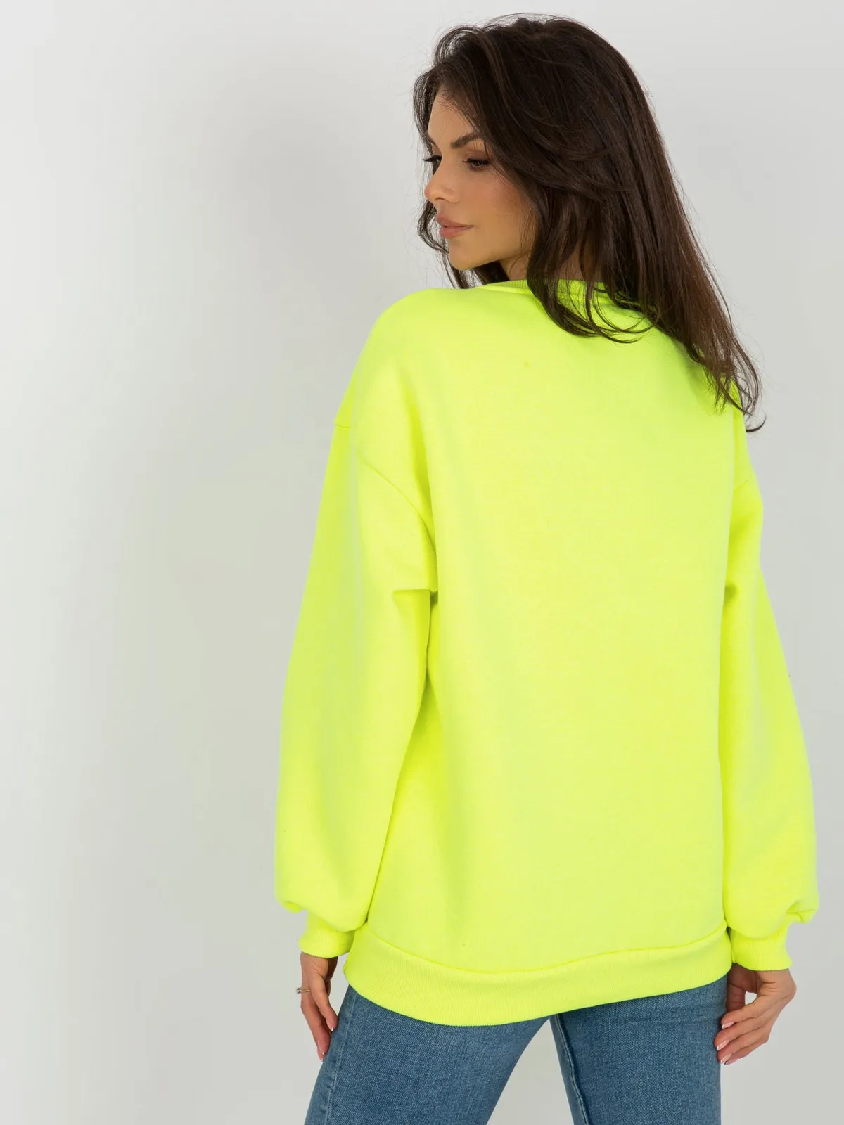 Fluo różowa damska bluza bez kaptura z naszywkami - zdjęcie 1