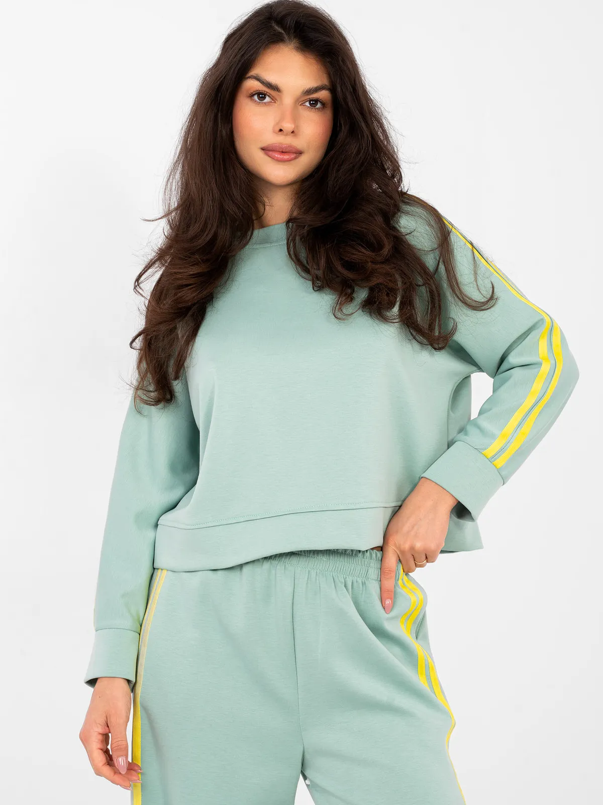 Krótka bluza oversize z lampasami na rękawach - zdjęcie 1