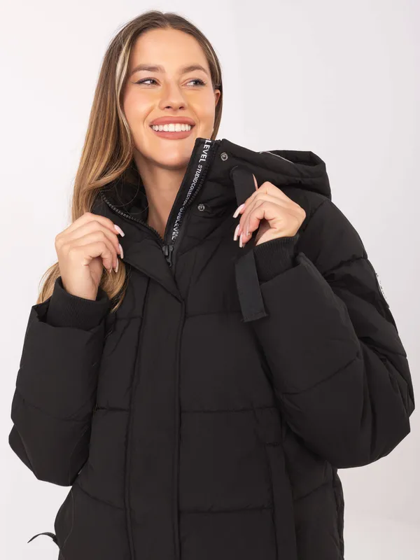 Pikowana kurtka z kapturem w miejskim stylu - widok 2