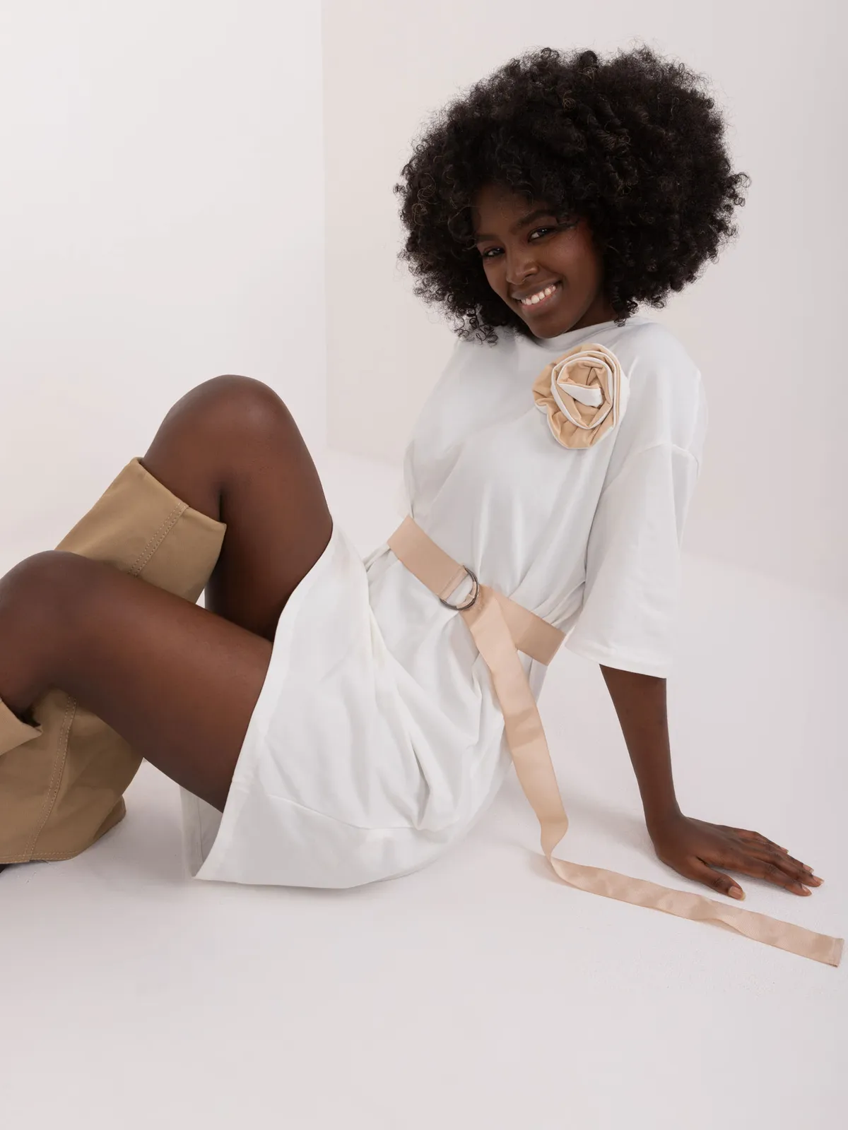 Sukienka oversize z ozdobnym kwiatem i paskiem - zdjęcie 1