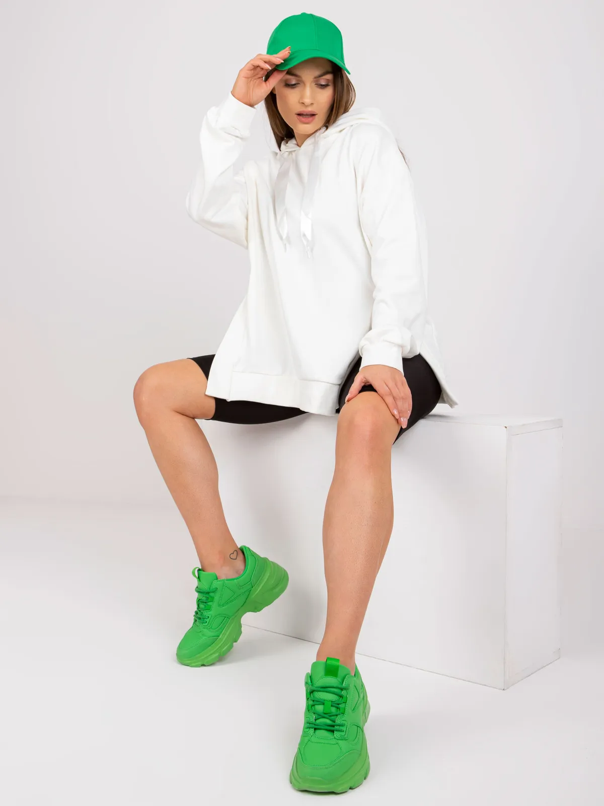 Bluza oversize z kapturem i rozcięciami po bokach - zdjęcie 1