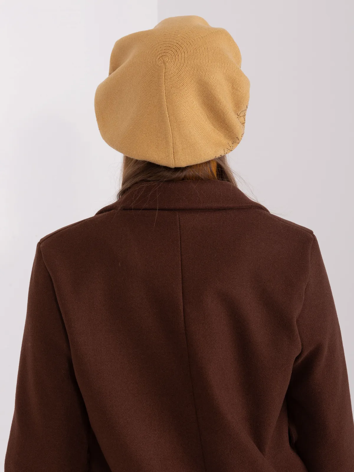Camelowy beret damski z aplikacją - zdjęcie 4