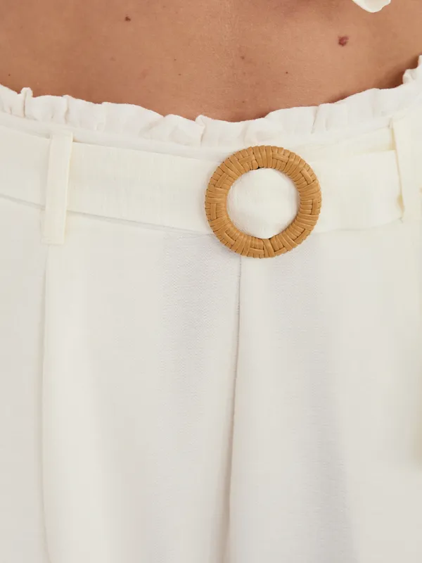 Szorty z wysokim stanem i ozdobną klamrą