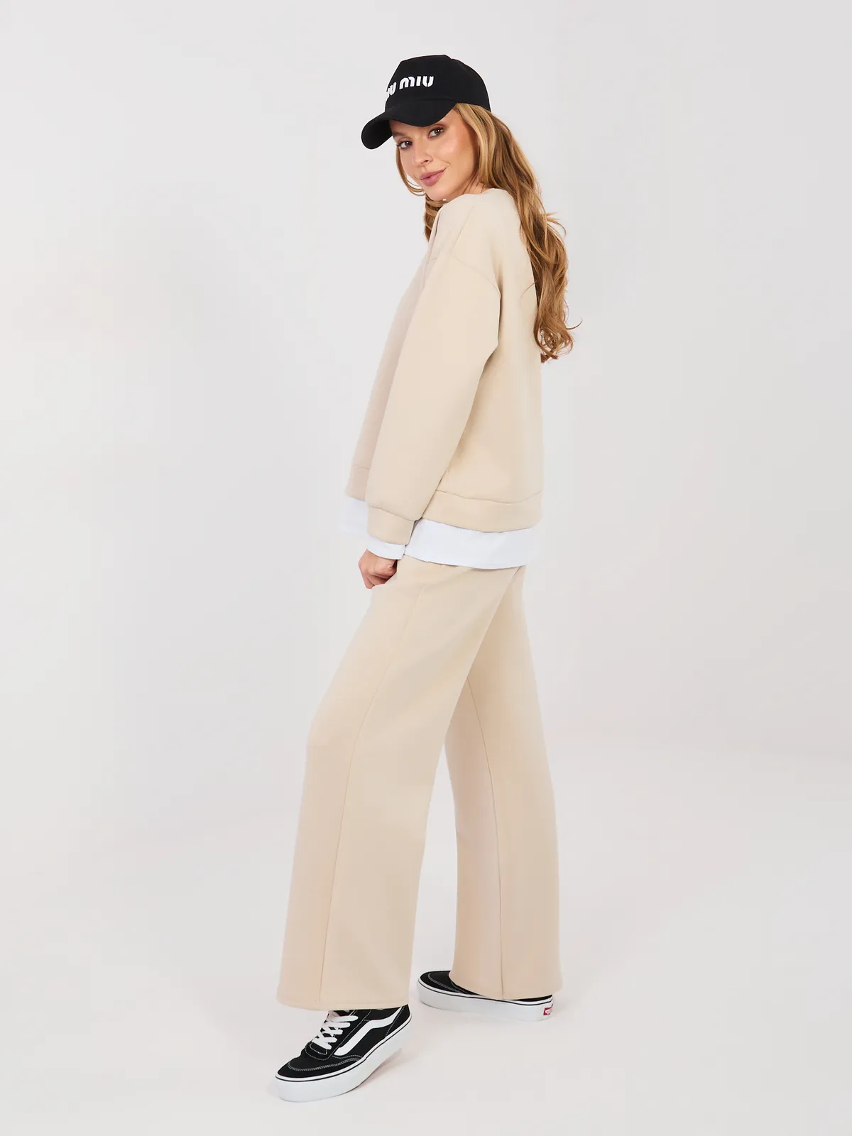 Casualowa bluza oversize z ozdobną naszywką - zdjęcie 1