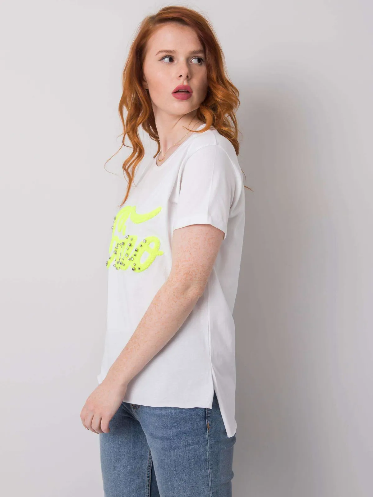 Czarny damski t-shirt z aplikacją - zdjęcie 5