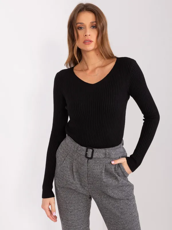 Dopasowany sweter z prążkowanej dzianiny w serek