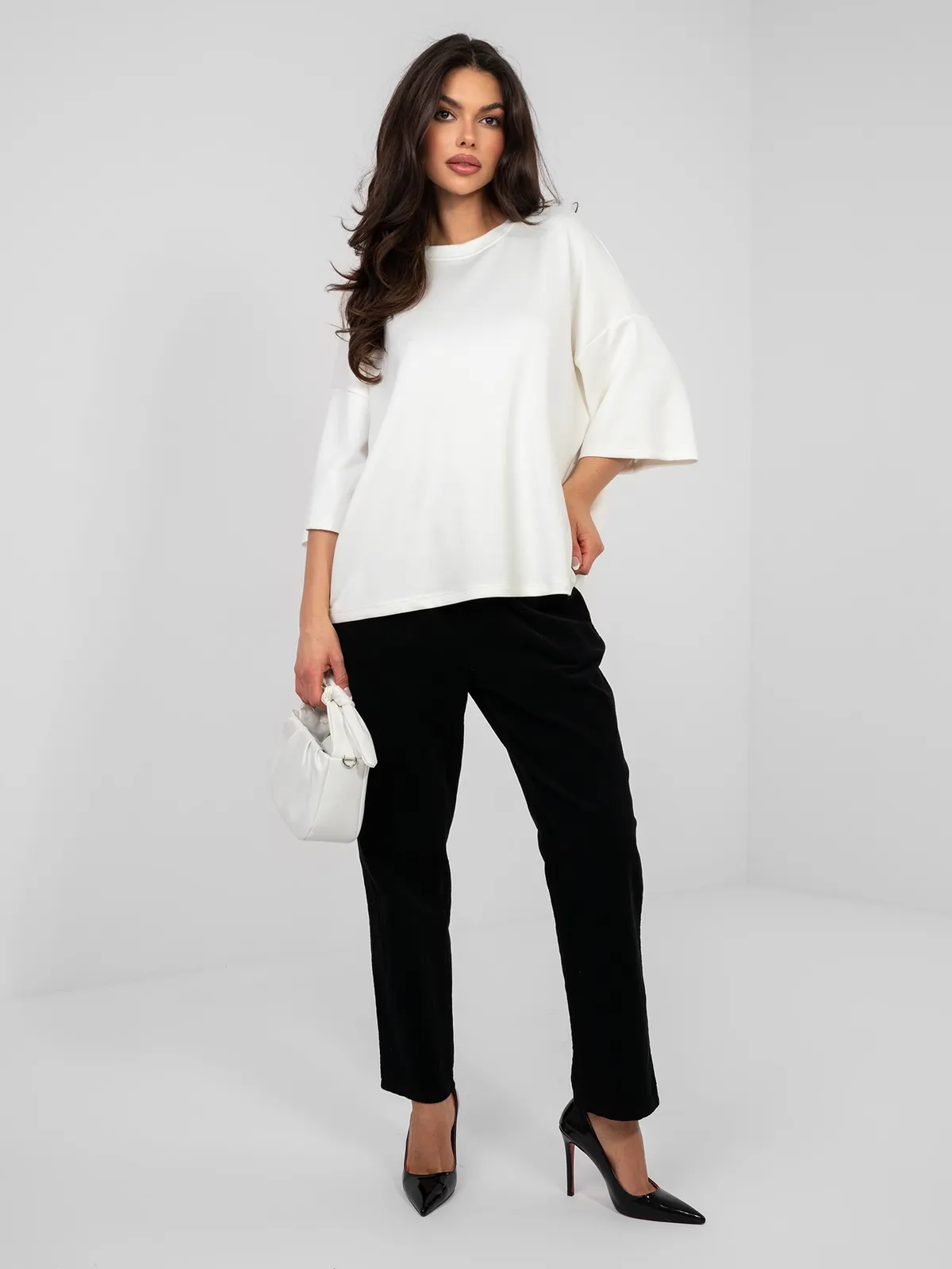 Minimalistyczna bluzka o luźnym kroju oversize - zdjęcie 1