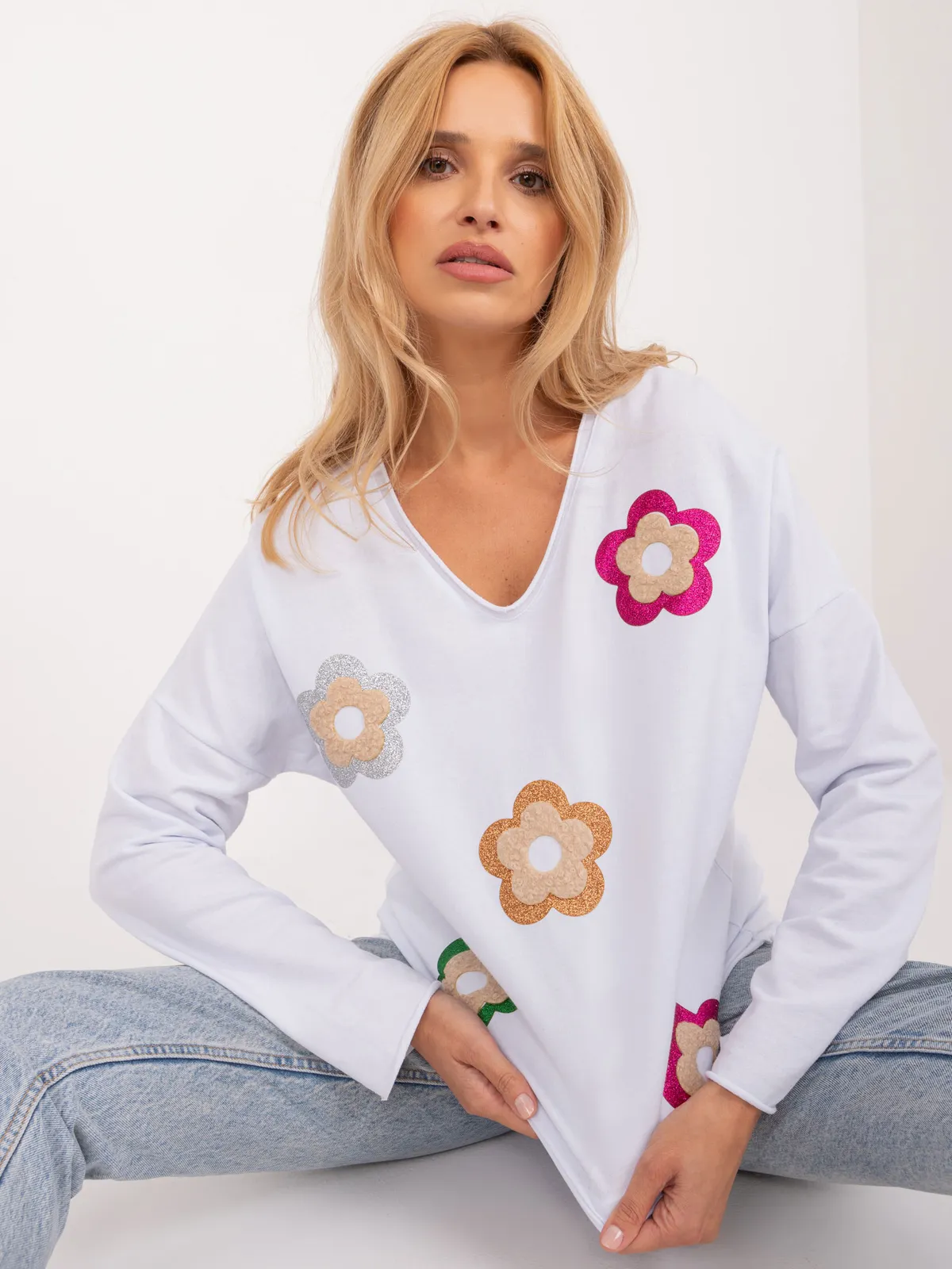 Casualowa bluzka oversize z aplikacją w kwiaty - zdjęcie 1