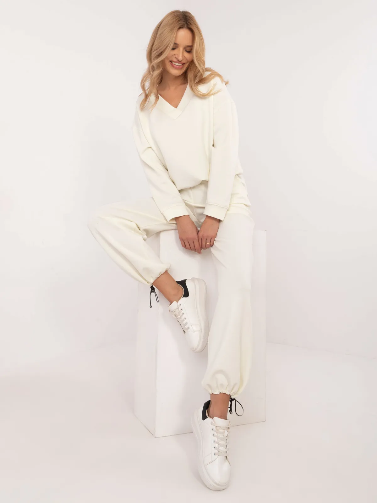 Komplet dresowy z bluzą i spodniami typu jogger - zdjęcie 1