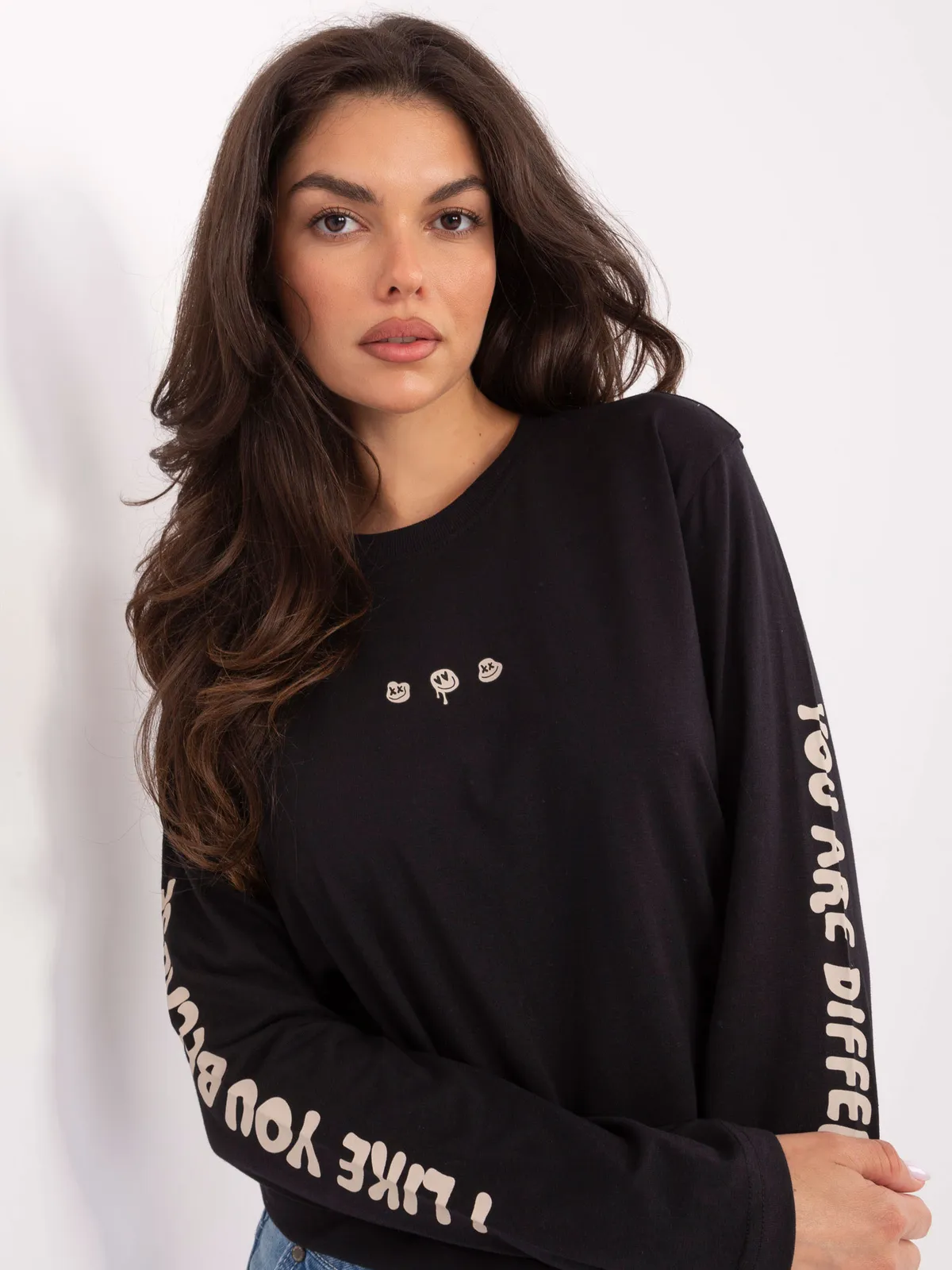 Longsleeve oversize z graficznym nadrukiem na plecach - zdjęcie 4