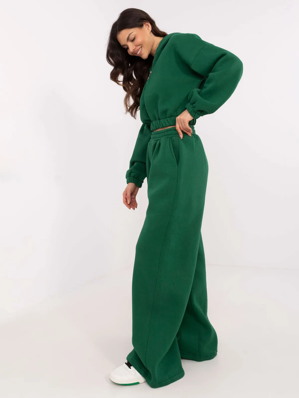 Komplet dresowy z krótką bluzą i szerokimi spodniami - zdjęcie 1