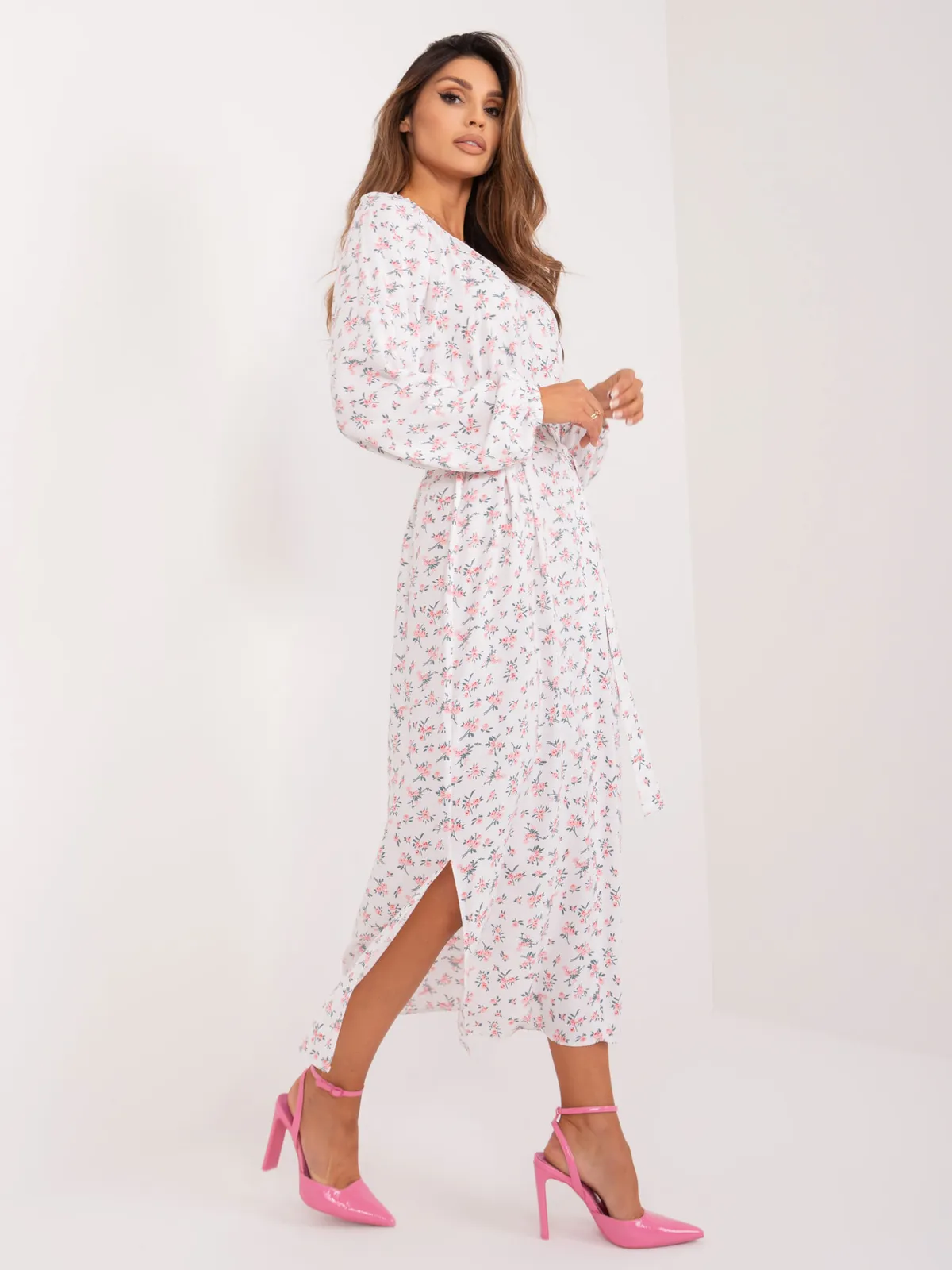 Sukienka midi z bufiastymi rękawami i rozcięciem - zdjęcie 1