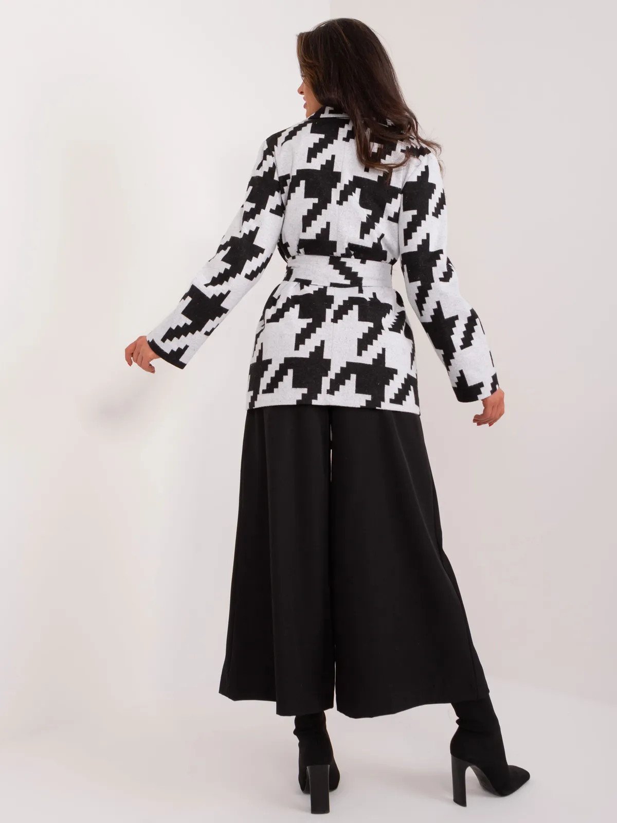 Krótki płaszcz wizytowy w geometryczny wzór - zdjęcie 1