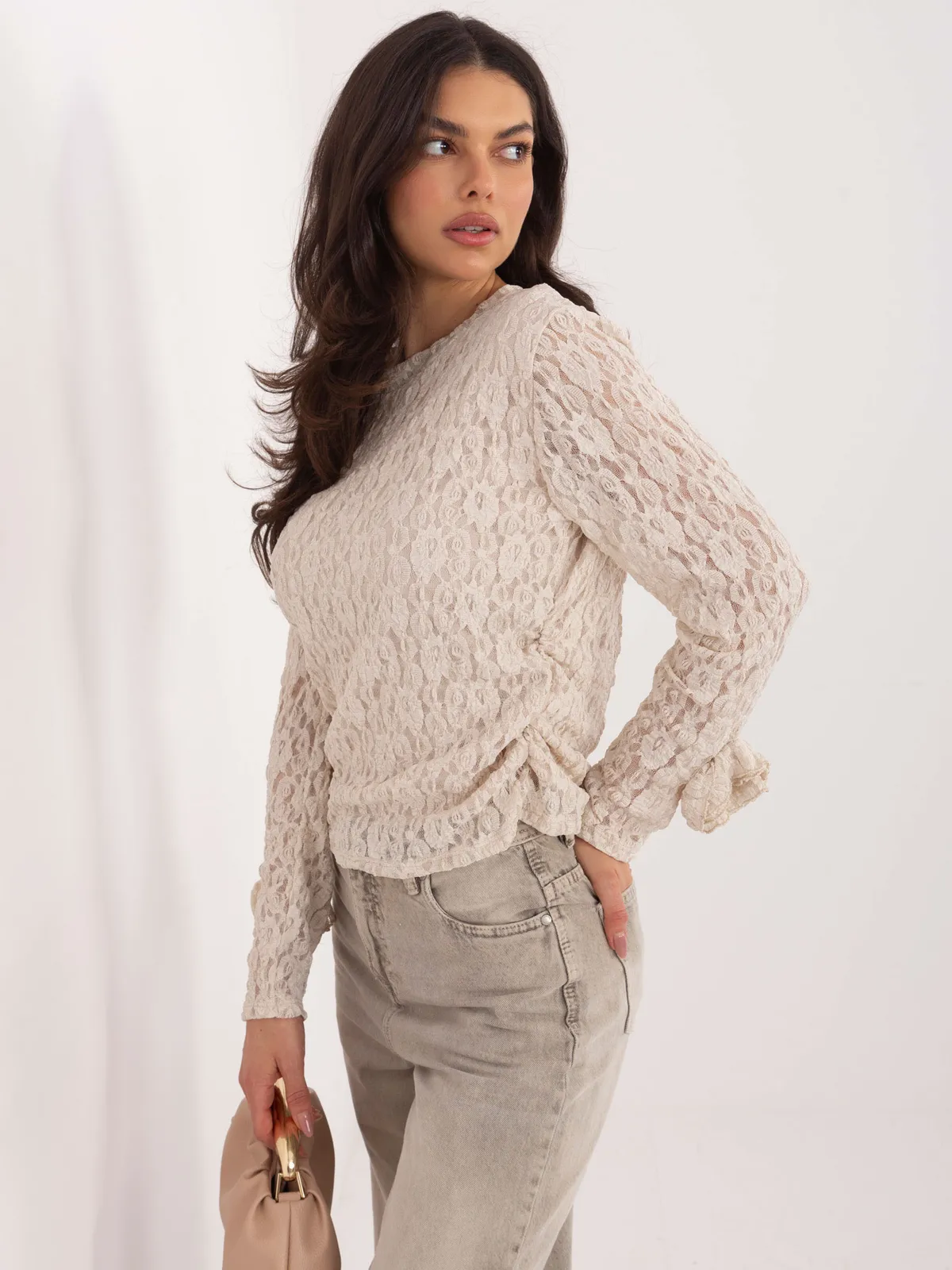 Koronkowa bluzka z ozdobnym kwiatem przy mankiecie - zdjęcie 1