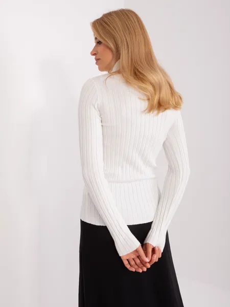 Ecru dopasowany sweter z golfem