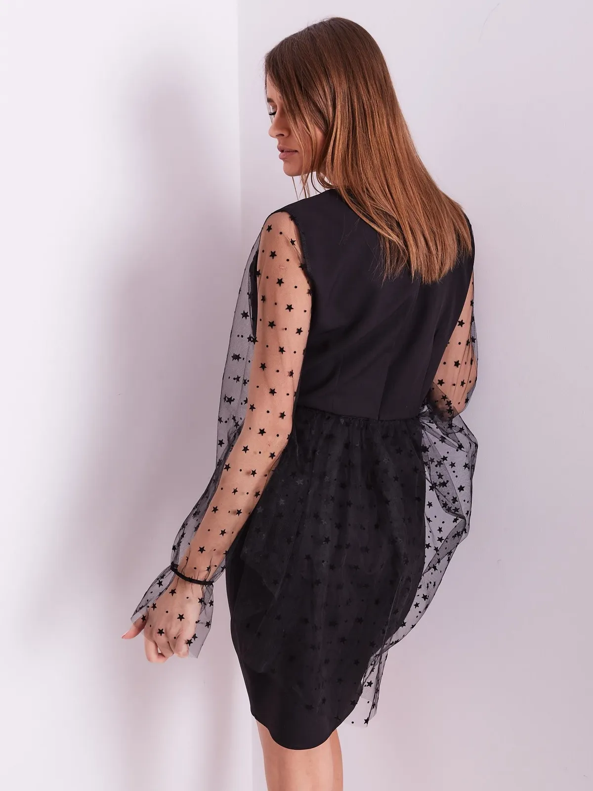 Elegancka czarna sukienka z tiulowymi rękawami - zdjęcie 6